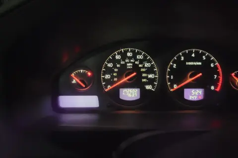 Instrumentpanel v70 problem. Hastighetsmätare visar 0, men motorn går. Klockan visar 5:24 och temperaturen 34°F.