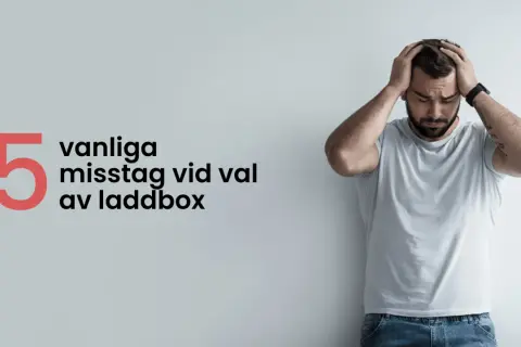 Man med händerna på huvudet bredvid texten "5 vanliga misstag vid val av laddbox".