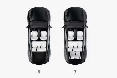 Två svarta bilar sedda ovanifrån. Vänster visar en 5-sitsig konfiguration, höger visar en tesla 7 sits.