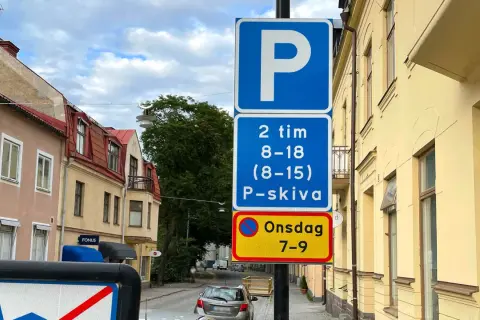 Parkeringsskylt med regler för parkering. Perfekt för att öva trafikregler frågor gratis inför teoriprovet.