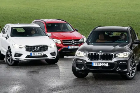 Grå BMW X3, vit Volvo XC60 och röd Mercedes-Benz GLC står på en våt vägbana. En BMW X3 problem kan vara att den inte är ensam i sin klass.