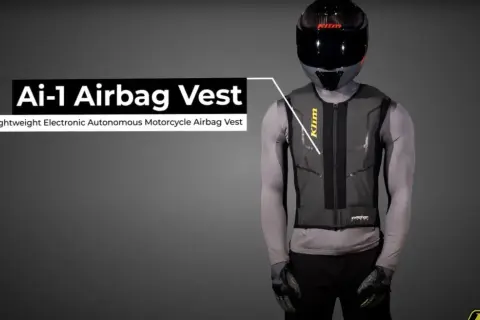 Motorcyklist med en lätt, elektronisk airbagväst. Denna airbag mc-väst ger extra skydd.