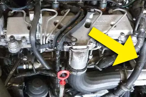 En gul pil pekar på en del av en bilmotor, troligen relaterad till egr systemet.