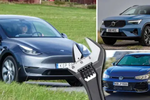 En Tesla, Volvo och VW. En skiftnyckel framför Teslan antyder diskussion om tesla service pris.