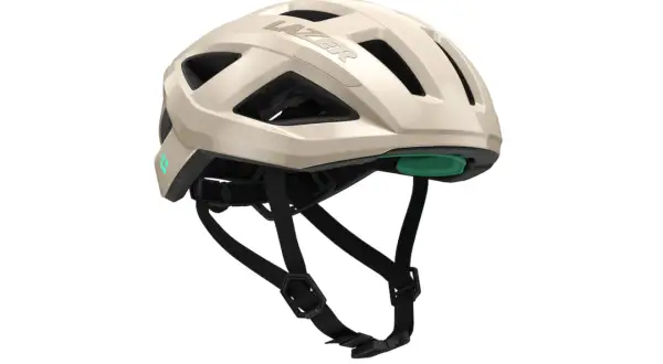 En ljusbeige cykelhjälm från Lazer med gröna detaljer. Denna kyt hjälm är redo för äventyr.