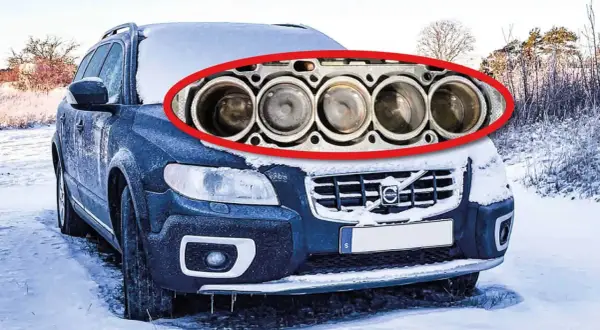 En svårstartad bil på morgonen i snö. Motorn, med sina cylindrar, är markerad med en röd oval.