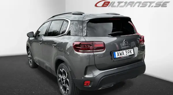 Grå Citroën C5 Aircross, bakifrån. En bil som kan ha ett Citroën C5 problem, men ser fin ut.