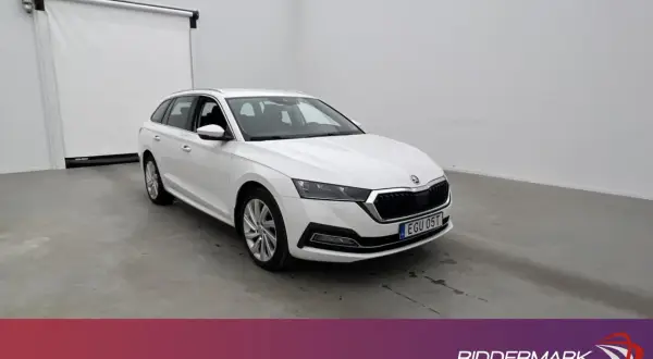 Vit Skoda Octavia laddhybrid står i ett ljust garage.