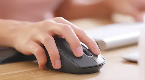 En hand använder en datormus. Kanske undrar du hur lång tid det tar att få handledarbevis för att arbeta med datorer?