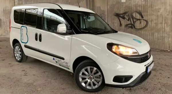 Vit Fiat Doblo med texten "Biogas" och "Natural Power" på sidan. En bil med ett potentiellt biogas-relaterat problem.