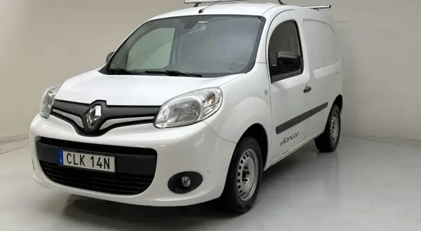 Vit Renault Kangoo med takräcke, svensk registreringsskylt CLK 14N. Ett problem med denna bil kan vara dess ålder eller slitage.