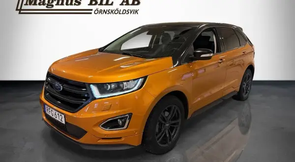 Orange Ford Edge med svart tak. En bil som kan ha ett ford edge problem, men ser fin ut.