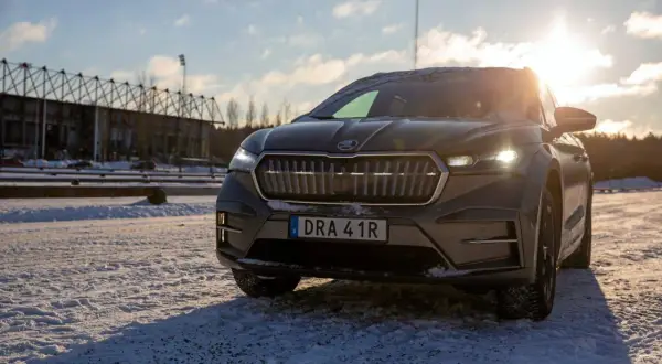 Skoda Enyaq 85x redo för vinterkörning i Sverige. Solen skiner över den snöiga marken.