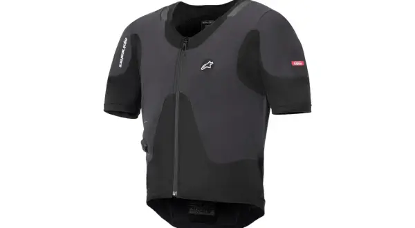 Svart skyddströja med Alpinestars logga och "TECH AIR 5" text. Perfekt för motorcyklister som vill ha extra skydd.