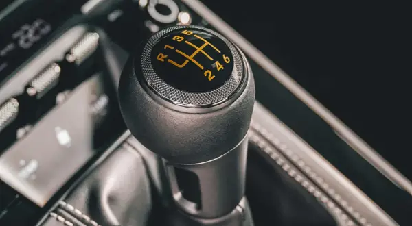 Växellåda med mönster för 1-6 och back. Kanske en oväntad motorstopp automat?