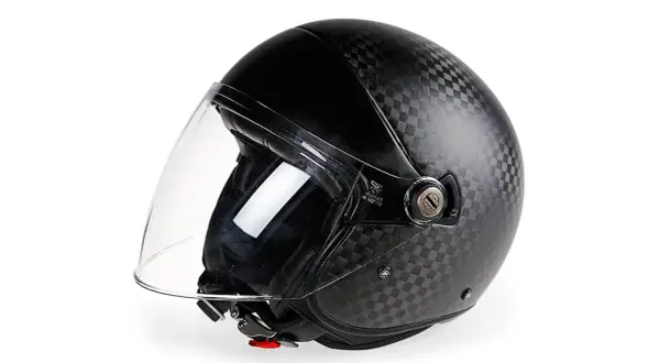 Svart Arai hjälm med kolfibertextur och genomskinligt visir. Perfekt för den stilmedvetne motorcyklisten.