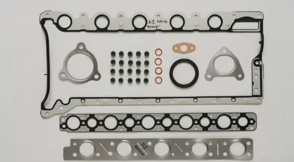 Packning för Volvo D3 motor. Innehåller flera tätningar och packningar för en komplett motorrenovering.
