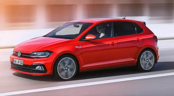 Röd Volkswagen Polo GTI kör snabbt. Vanliga fel på Polo kan vara relaterade till elektronik eller motor.