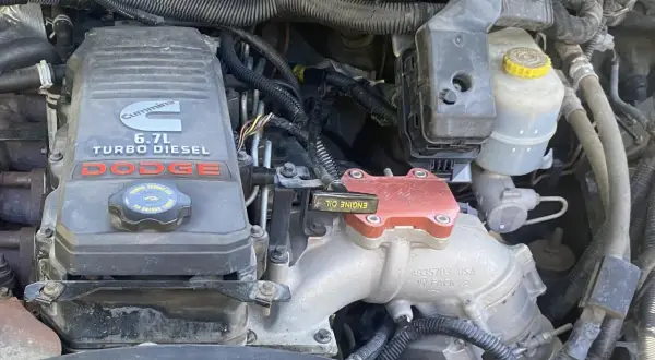 Motorutrymme i en Dodge med Cummins 6.7L Turbo Diesel. Koda bort EGR för bättre prestanda.