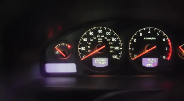 Instrumentpanel v70 problem. Hastighetsmätare visar 0, men motorn går. Klockan visar 5:24 och temperaturen 34°F.