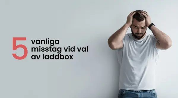 Man med händerna på huvudet bredvid texten "5 vanliga misstag vid val av laddbox".