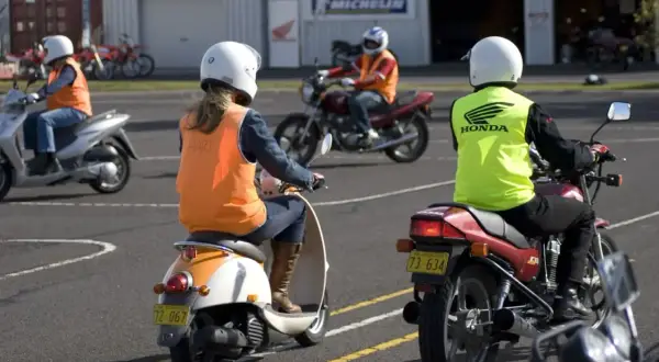 Personer på motorcyklar och mopeder övar körning. Perfekt för att plugga am kort gratis och bli en säker förare.