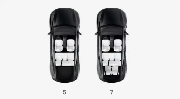 Två svarta bilar sedda ovanifrån. Vänster visar en 5-sitsig konfiguration, höger visar en tesla 7 sits.