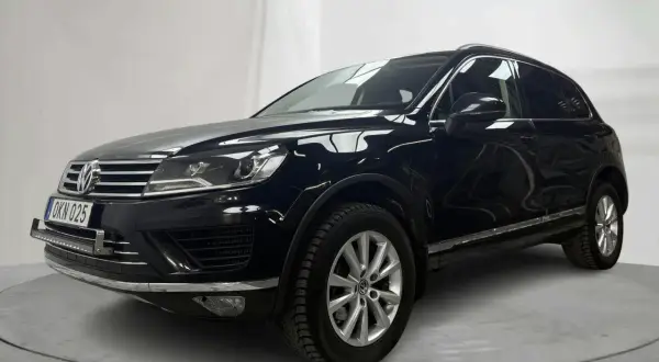 Svart VW Touareg med en extra ljusramp monterad, kanske för att lösa ett problem med dålig sikt i mörker.