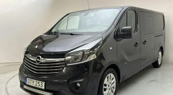 Svart Opel Vivaro med extraljus, kanske ett opel vivaro problem med den gamla belysningen?