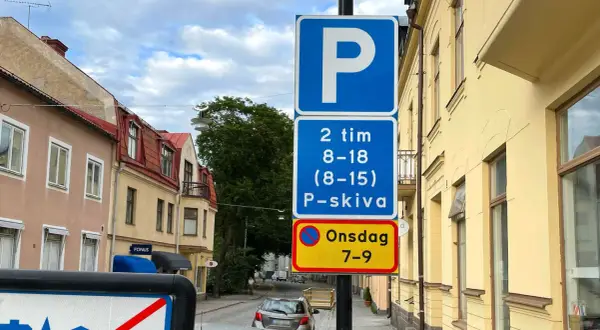 Parkeringsskylt med regler för parkering. Perfekt för att öva trafikregler frågor gratis inför teoriprovet.