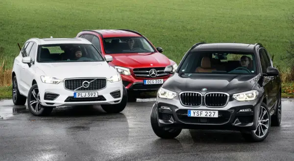 Grå BMW X3, vit Volvo XC60 och röd Mercedes-Benz GLC står på en våt vägbana. En BMW X3 problem kan vara att den inte är ensam i sin klass.