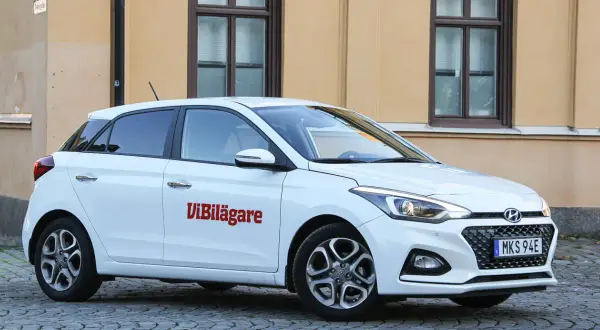 Vit Hyundai i20 med texten "ViBilägare" på sidan. En potentiell hyundai i20 problem-diskussion kan ha lett till denna bild.