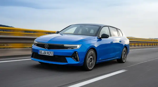 Blå Opel Astra Sports Tourer kör på motorvägen, inga problem med denna bil.