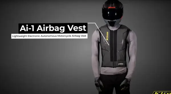 Motorcyklist med en lätt, elektronisk airbagväst. Denna airbag mc-väst ger extra skydd.