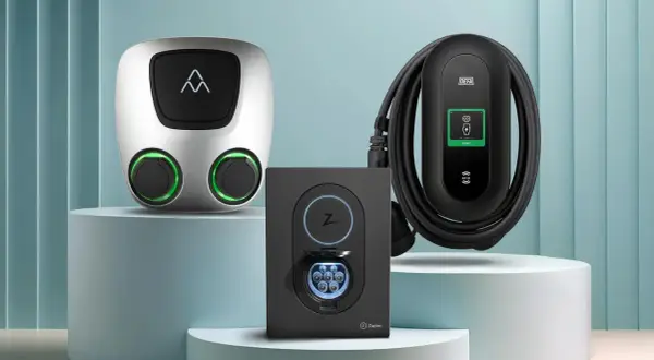 Tre moderna laddboxar för elbil. En silverfärgad med två uttag, en svart Zaptec och en DEFA-laddare med kabel. Allt redo för att ladda elbil via app.