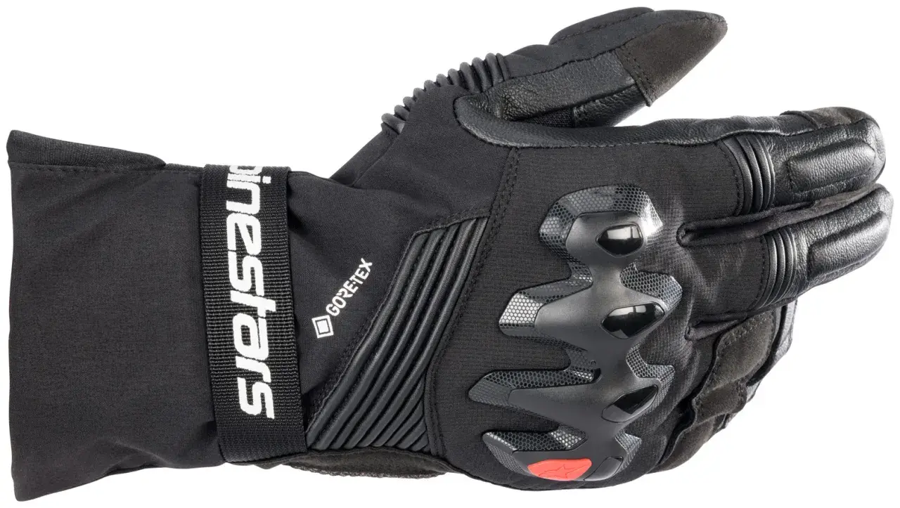 Svart motorcykelhandske med Gore-Tex, förstärkningar och logotyp. Perfekt för din handskars storleksguide.