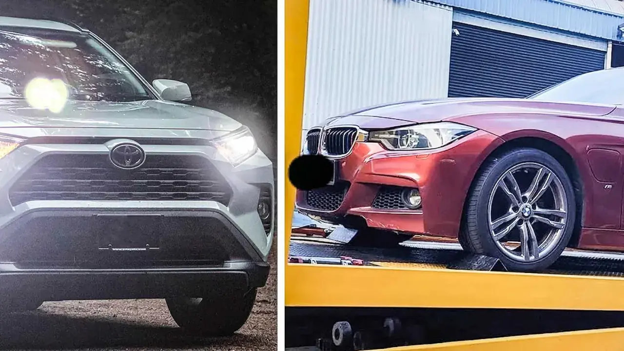 En vit Toyota och en röd BMW, båda med tända strålkastare. Kanske en jämförelse av hybridbil nackdelar?
