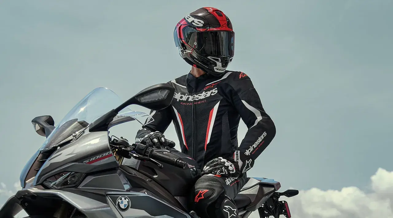 Förare i Alpinestars Tech Air-ställ sitter på en motorcykel.