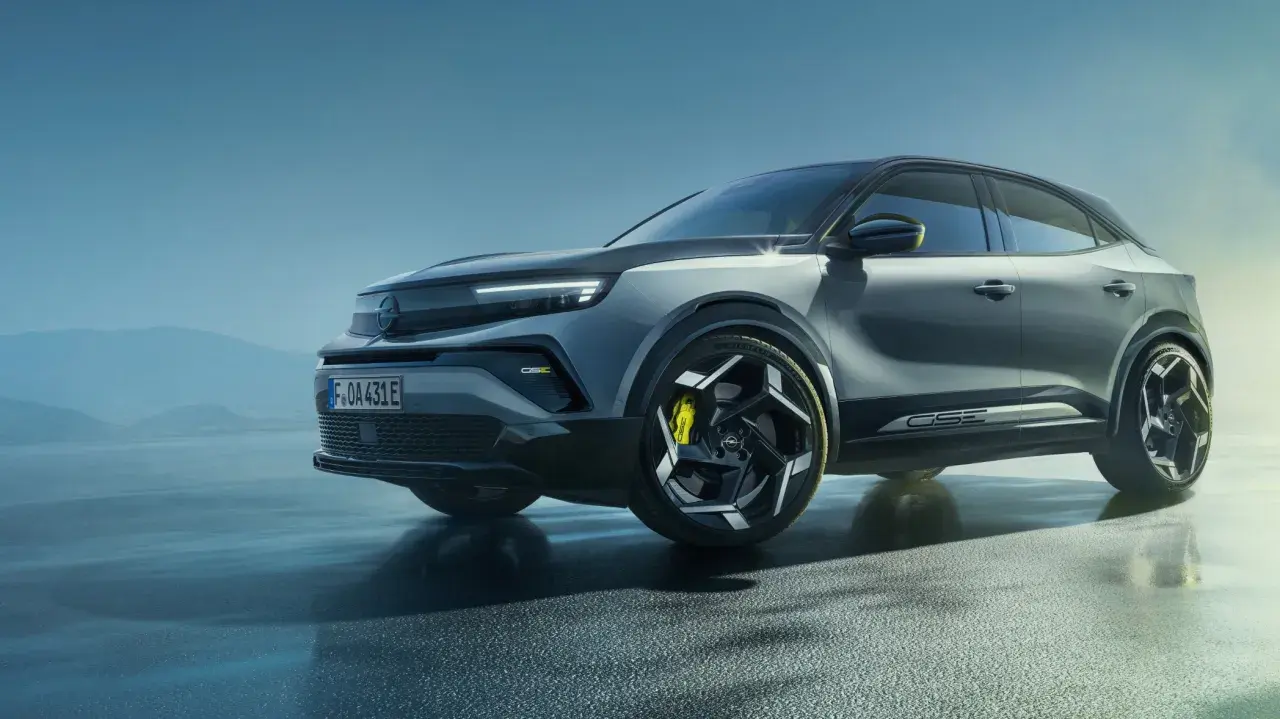 Grå Opel Mokka GSE med gula bromsok. Inga problem här, bara snygg design.