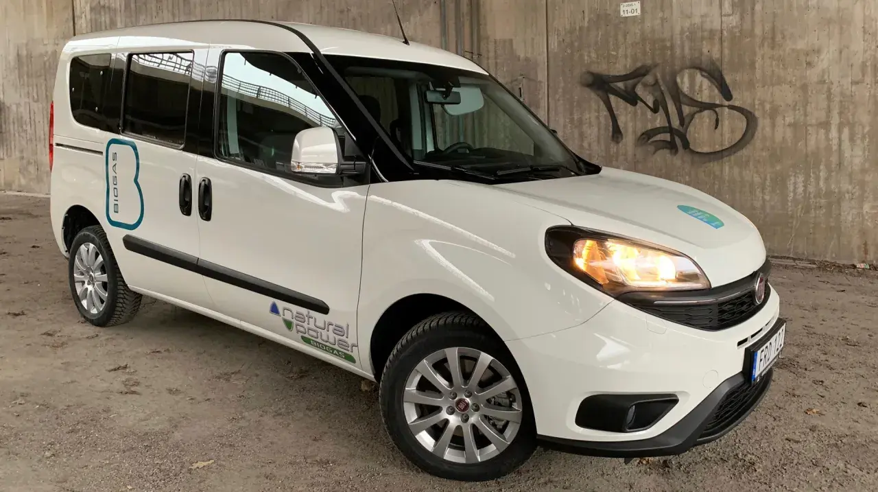 Vit Fiat Doblo med texten "Biogas" och "Natural Power" på sidan. En bil med ett potentiellt biogas-relaterat problem.