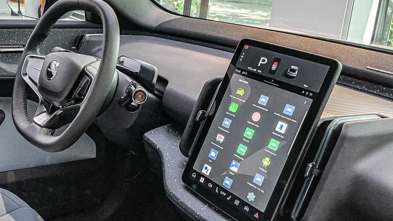 Volvos interiör med ratt och stor pekskärm. På skärmen syns appar som "Alla appar" och "Apple CarPlay", kanske för att kolla vilken euroklass har min bil.