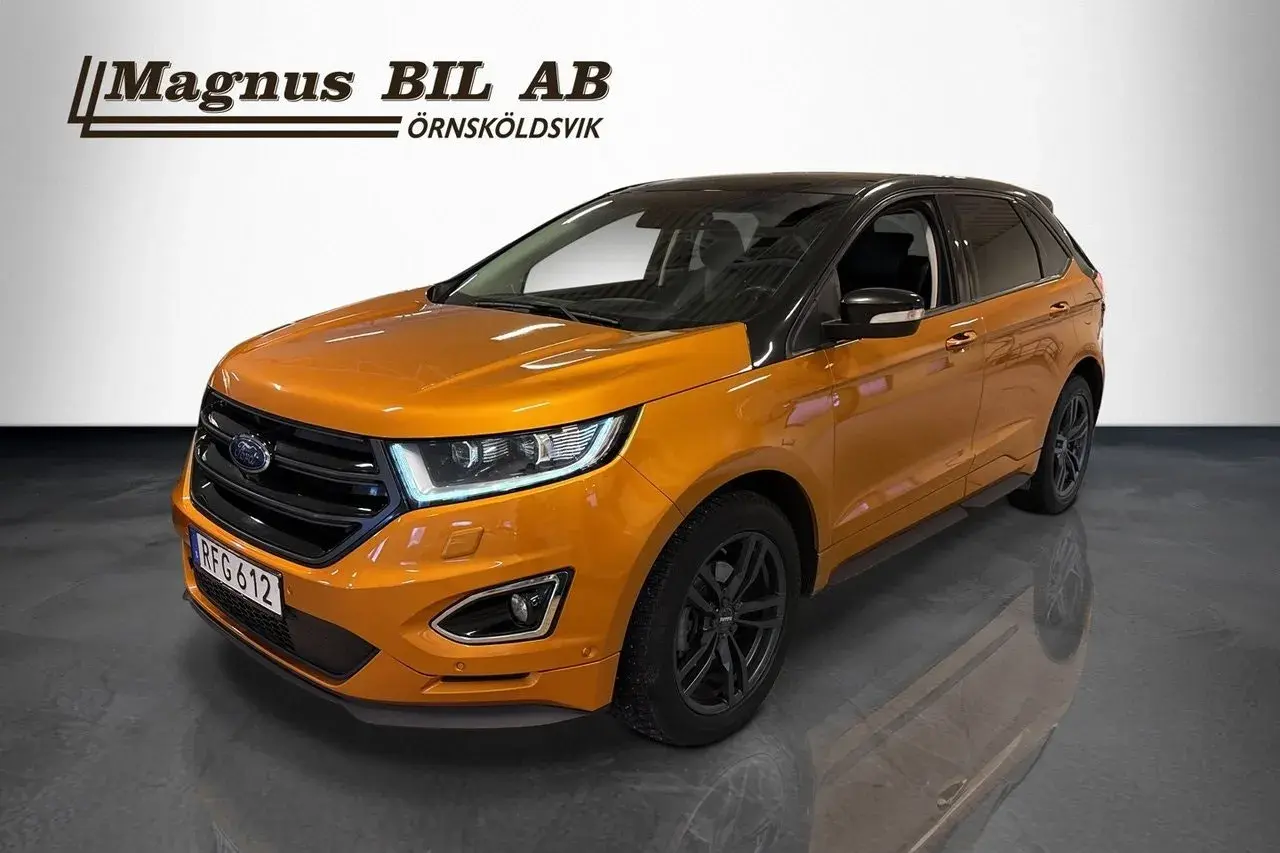Orange Ford Edge med svart tak. En bil som kan ha ett ford edge problem, men ser fin ut.