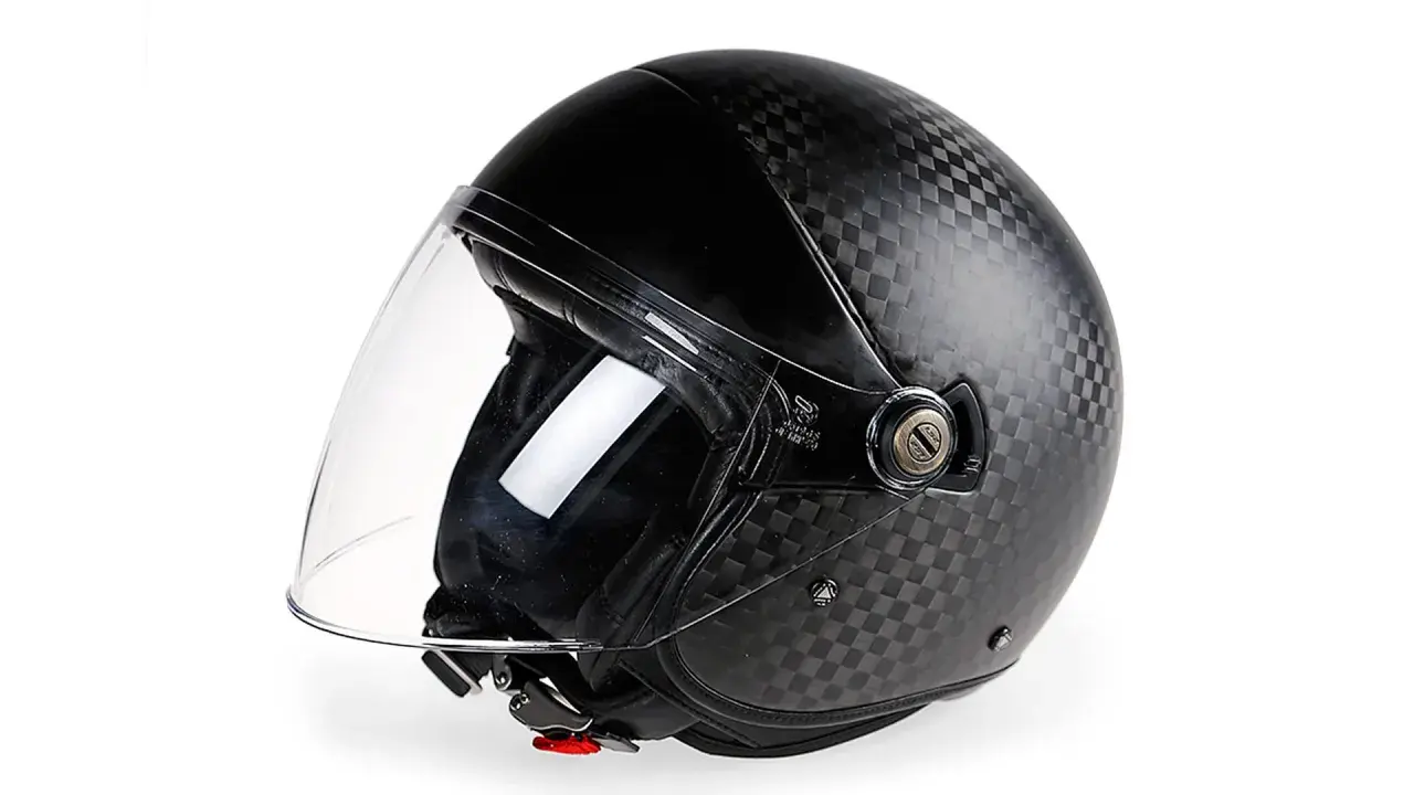 Svart Arai hjälm med kolfibertextur och genomskinligt visir. Perfekt för den stilmedvetne motorcyklisten.