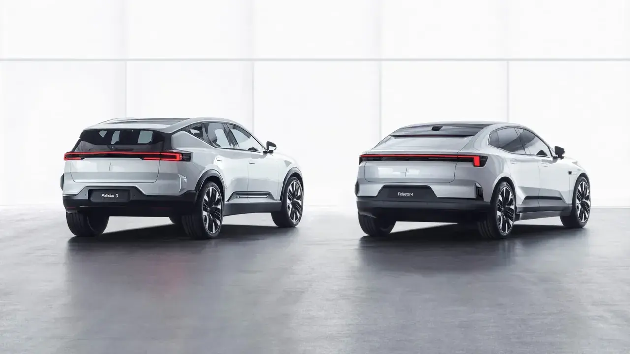 Två Polestar-bilar, Polestar 3 och Polestar 4, står sida vid sida.