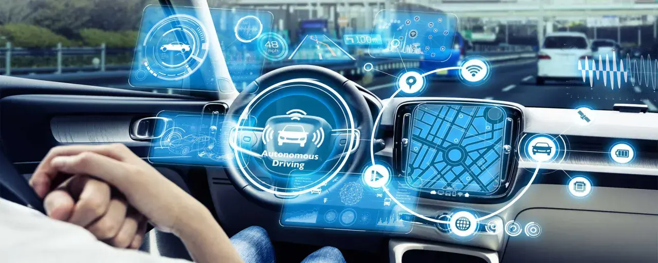 En förarassistanssystem visar information om autonom körning. En givare bil kommunicerar med omgivningen via digitala ikoner.