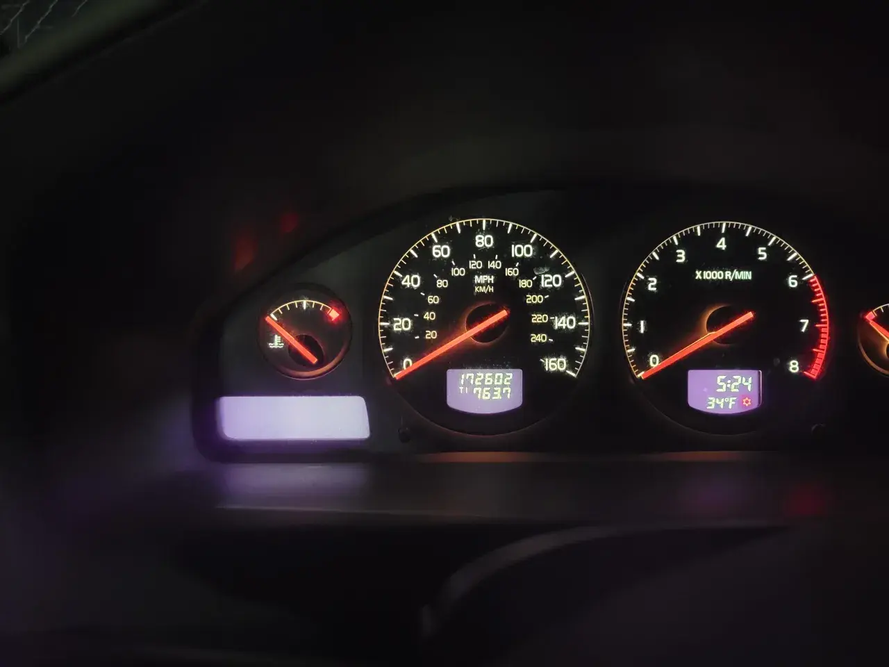 Instrumentpanel v70 problem. Hastighetsmätare visar 0, men motorn går. Klockan visar 5:24 och temperaturen 34°F.
