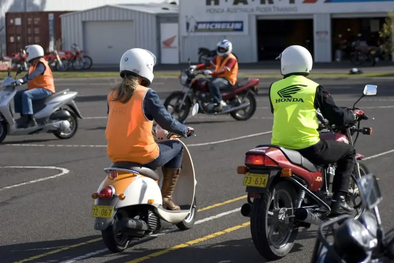 Personer på motorcyklar och mopeder övar körning. Perfekt för att plugga am kort gratis och bli en säker förare.