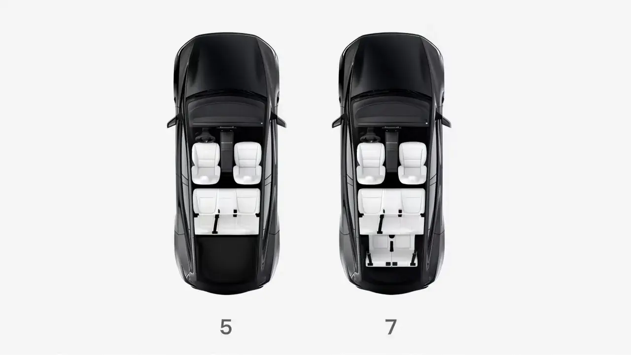 Två svarta bilar sedda ovanifrån. Vänster visar en 5-sitsig konfiguration, höger visar en tesla 7 sits.