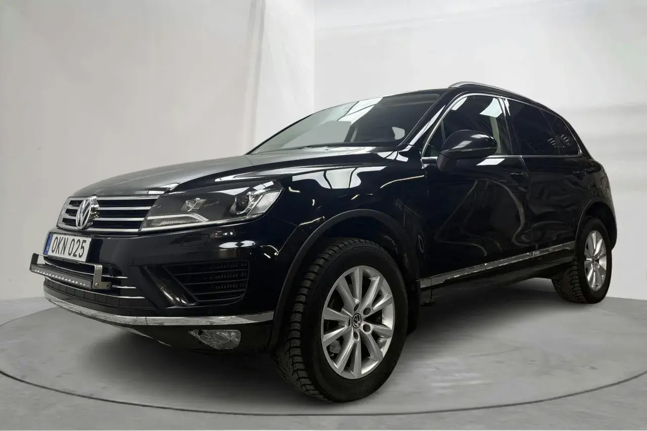 Svart VW Touareg med en extra ljusramp monterad, kanske för att lösa ett problem med dålig sikt i mörker.