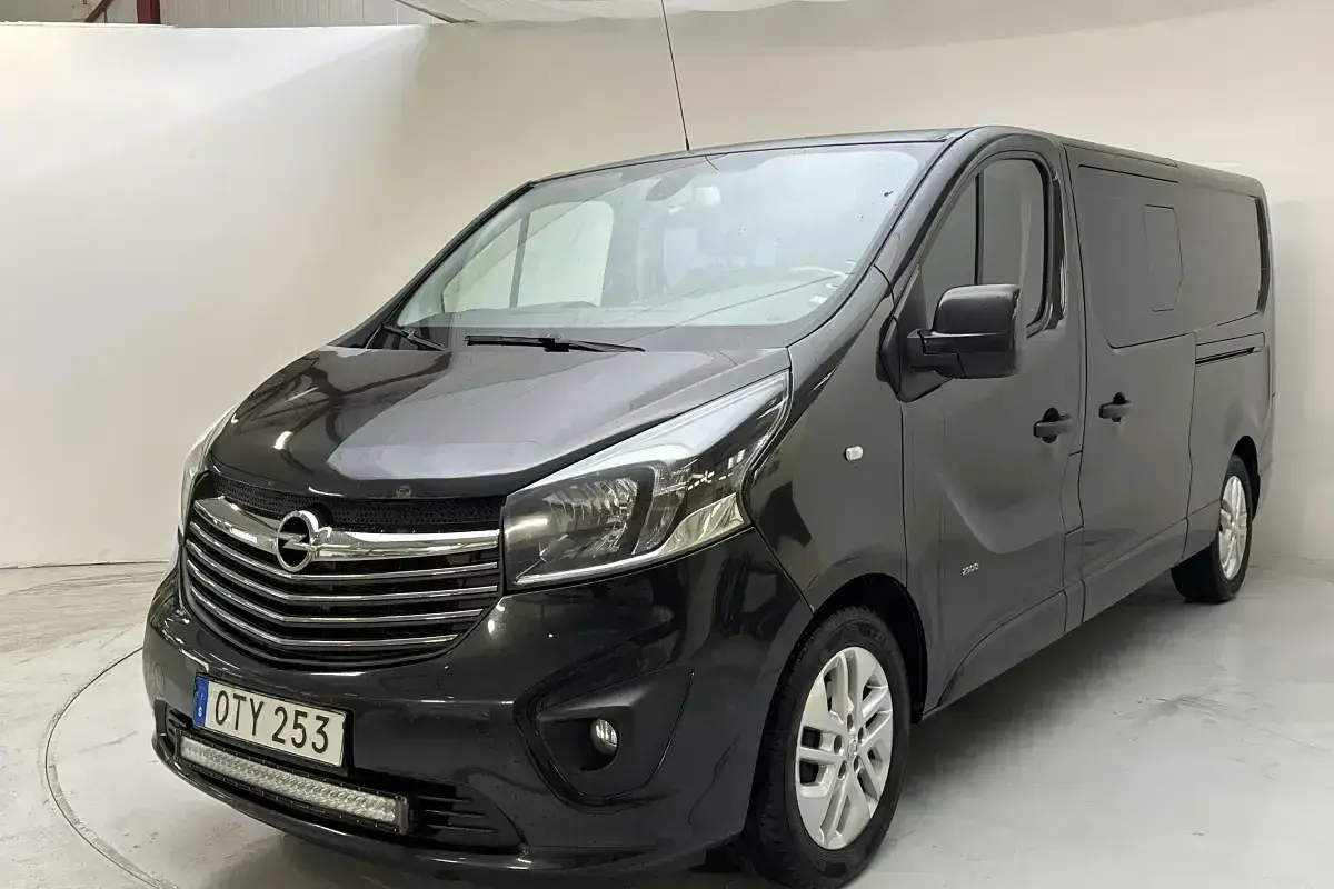 Svart Opel Vivaro med extraljus, kanske ett opel vivaro problem med den gamla belysningen?